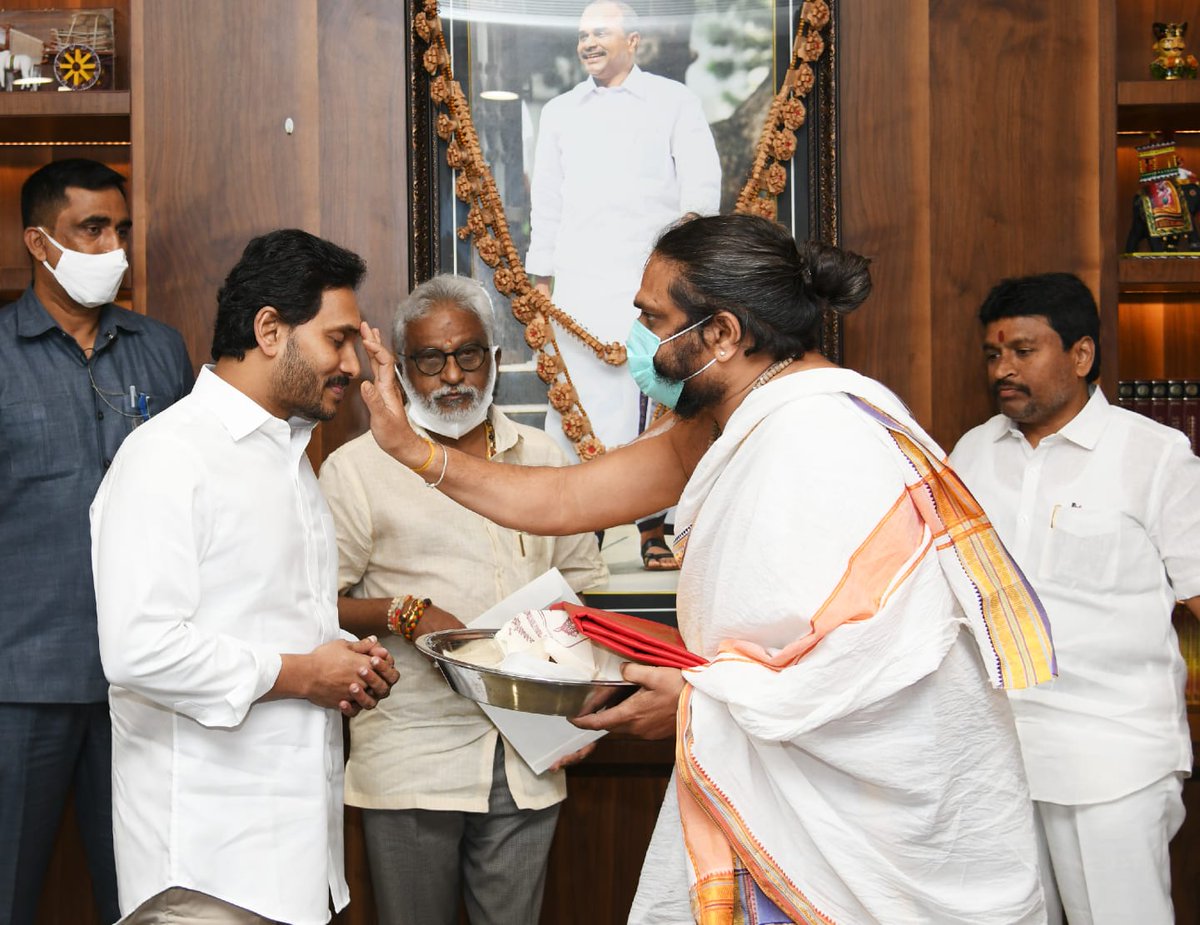 yvsubbareddymp's tweet photo. విశాఖపట్నంలో నిర్మించిన ��్రీ వేంకటేశ్వర స్వామి వారి ఆలయ కుంభాభిషేకానికి ముఖ్యఅతిథిగా హాజరుకావాలని @AndhraPradeshCM శ్రీ @ysjagan గారిని తిరుమల తిరుపతి దేవస్థానం తరఫున ఆహ్వానించాం. https://t.co/qefITghjxG