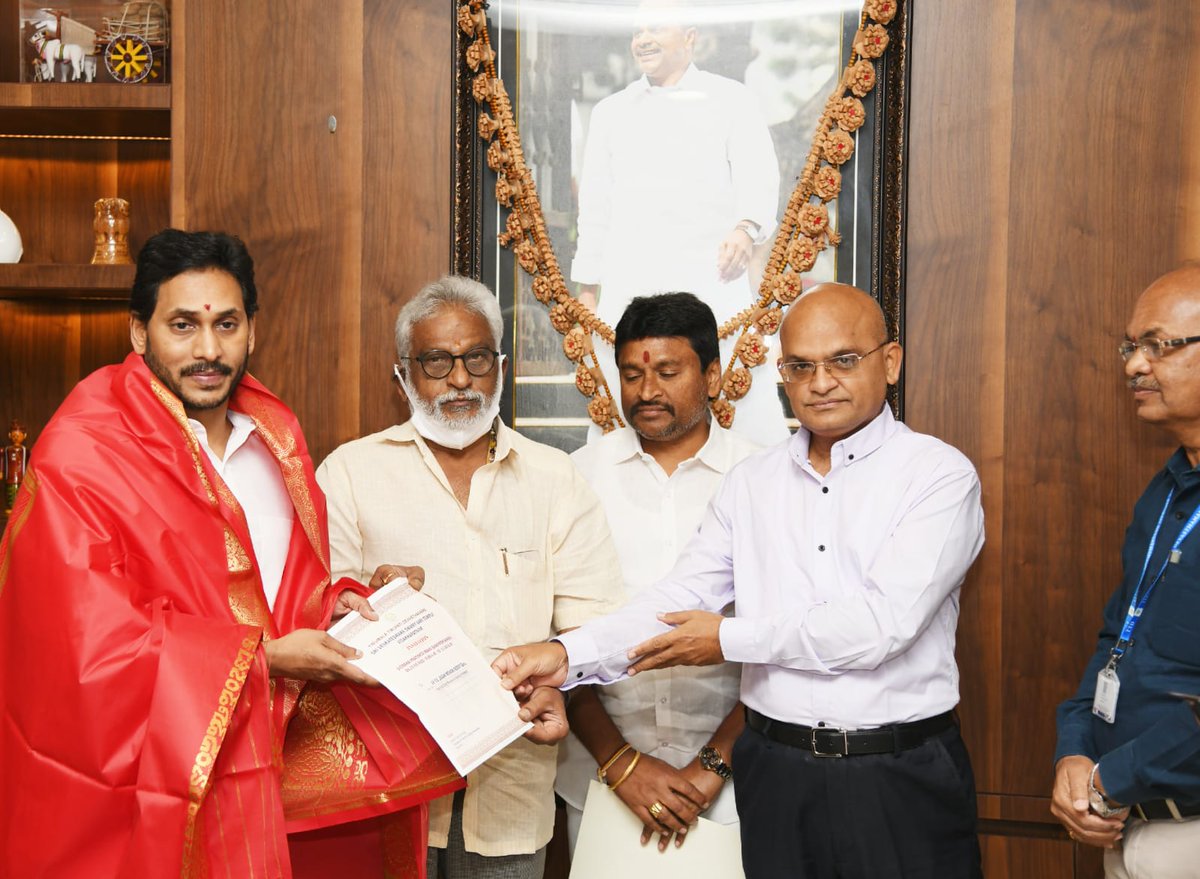 yvsubbareddymp's tweet photo. విశాఖపట్నంలో నిర్మించిన ��్రీ వేంకటేశ్వర స్వామి వారి ఆలయ కుంభాభిషేకానికి ముఖ్యఅతిథిగా హాజరుకావాలని @AndhraPradeshCM శ్రీ @ysjagan గారిని తిరుమల తిరుపతి దేవస్థానం తరఫున ఆహ్వానించాం. https://t.co/qefITghjxG