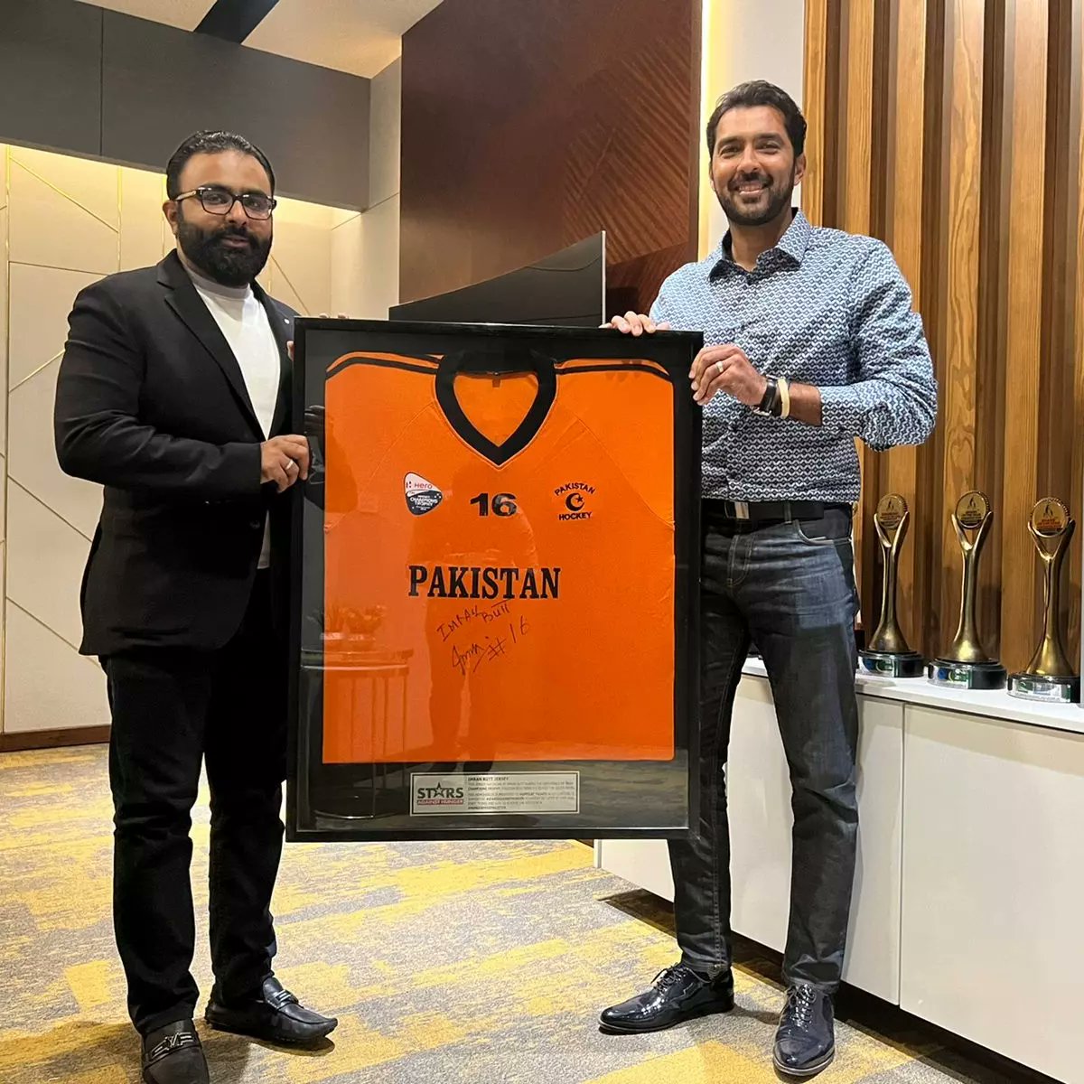 aisamhqureshi's tweet photo. I am thankful to @happilacpaints marketing head @khawaja_ammad_khalid who donated PKR 200,000 for #starsagainsthunger campaign by successfully bidding for ImranButt signed shirt from 2014 Champions Trophy semifinals.The amount will help 50 more families affected by the pandemic https://t.co/Ckr7qEq8Uw