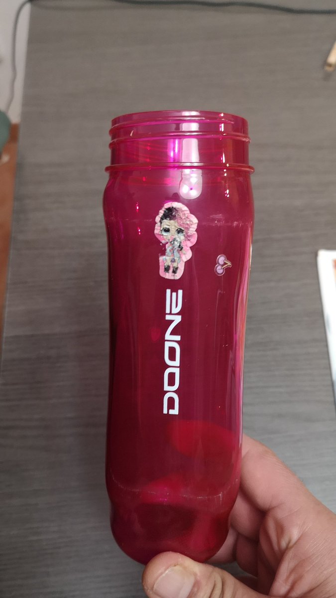 gagdmac's tweet image. Gracias por la calidad (la peor) en las botellas de agua #sprinter