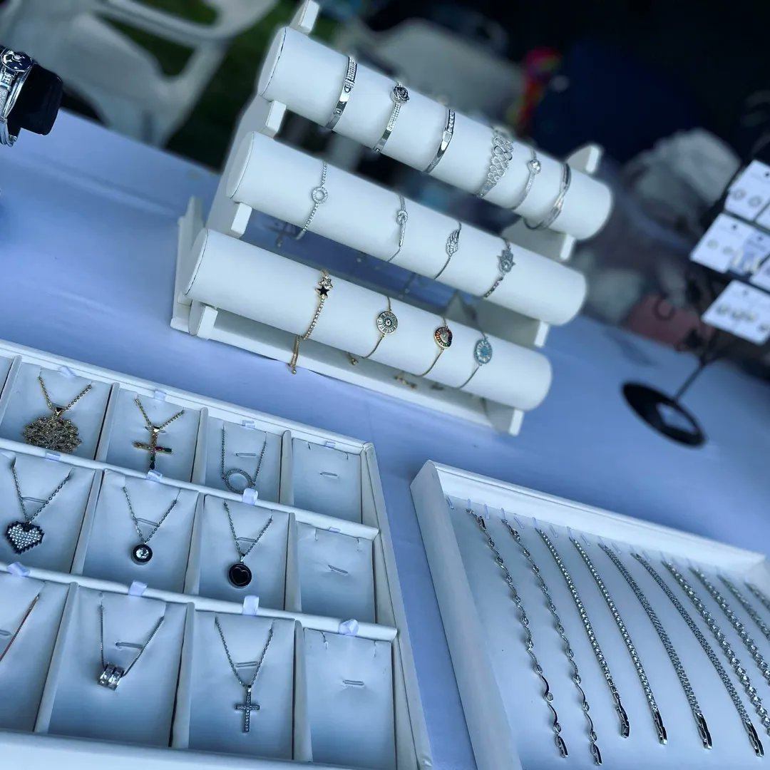 CharltonHouseGW's tweet photo. Loads of NEW stalls when the #ProducersMarket returns for our next #OpenFriday this week. Plenty of local goodies for #MothersDay: jewellery, candles, bath salt, jams and wines from Kent -- even cards! This Friday 18th March from 10-2. https://t.co/g8Q3pCIjUF