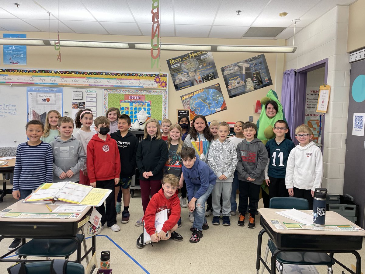 MrsSchmidtOJR's tweet photo. We had a special visitor this morning!  Dr. McKillip stopped by to remind us to eat our peas! #WhatMakesFCSpecial ⁦@OwenJRobertsFC⁩ https://t.co/dhMVYJocKi