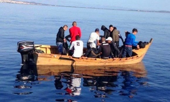 APS_Algerie's tweet photo. #emigration_clandestine : arrestation d'une bande criminelle organisée sur la côte ouest d'#Alger
https://t.co/hu32JIrwyo https://t.co/Mmb3QaOSQY