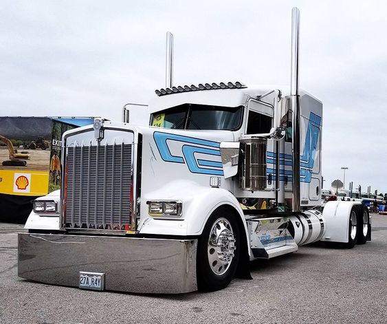 TruckingDepot's tweet photo. Sharp! #Trucking #TruckingDepot #Truckers https://t.co/AvUDJdMeww