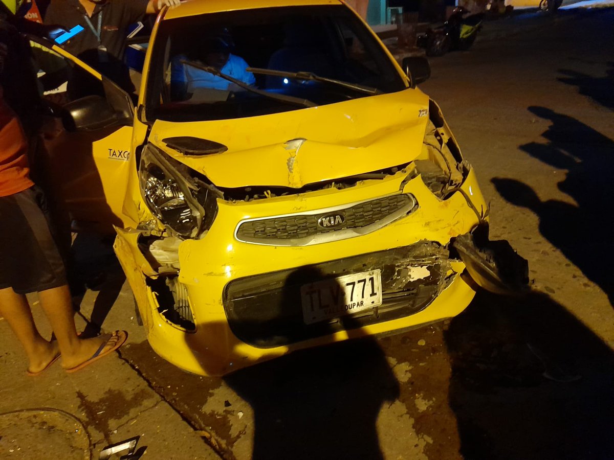 YORLENY83's tweet photo. @AlcaldiaVpar @SecTransitoVpar el colmo accidente ocurrido a las 10:40pm del día 14/mar/22 con tres heridos ocasionado por furgos que omitió el pare y son las 8:50am y aun no hay tránsito o apoyo para realizar croquis y mover los vehículos https://t.co/5SwAnAJht0