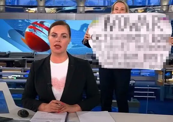 Хорошая новость! 
Марина Овсянникова задержана и находится в СК. Учитывая тот факт, что она работала на Первом канале, ей могут вменить статью с использованием служебного положения, по которой ей может грозить от 5 до 10 лет лишения свободы.