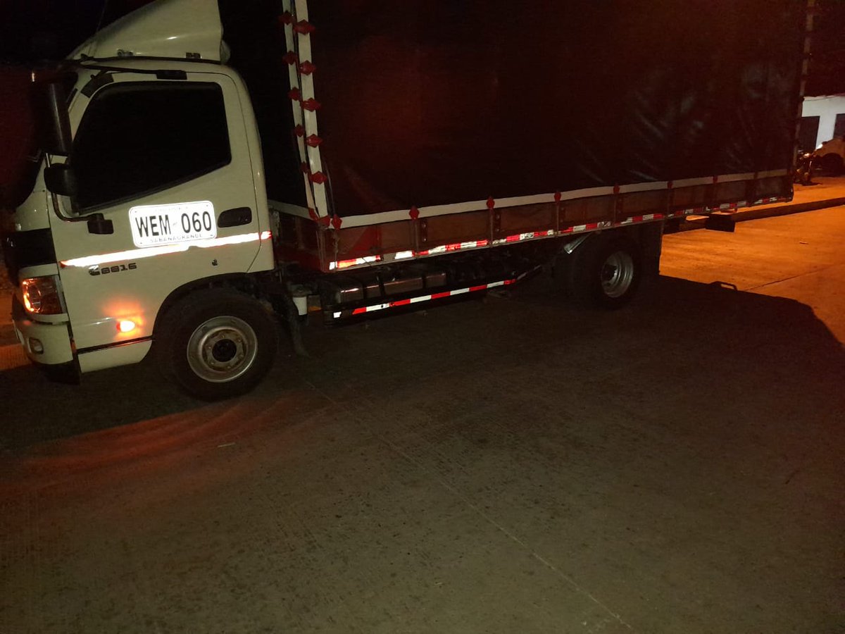 YORLENY83's tweet photo. @AlcaldiaVpar @SecTransitoVpar el colmo accidente ocurrido a las 10:40pm del día 14/mar/22 con tres heridos ocasionado por furgos que omitió el pare y son las 8:50am y aun no hay tránsito o apoyo para realizar croquis y mover los vehículos https://t.co/5SwAnAJht0