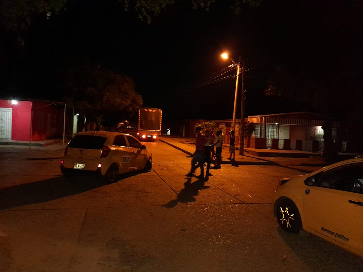 YORLENY83's tweet photo. @AlcaldiaVpar @SecTransitoVpar el colmo accidente ocurrido a las 10:40pm del día 14/mar/22 con tres heridos ocasionado por furgos que omitió el pare y son las 8:50am y aun no hay tránsito o apoyo para realizar croquis y mover los vehículos https://t.co/5SwAnAJht0
