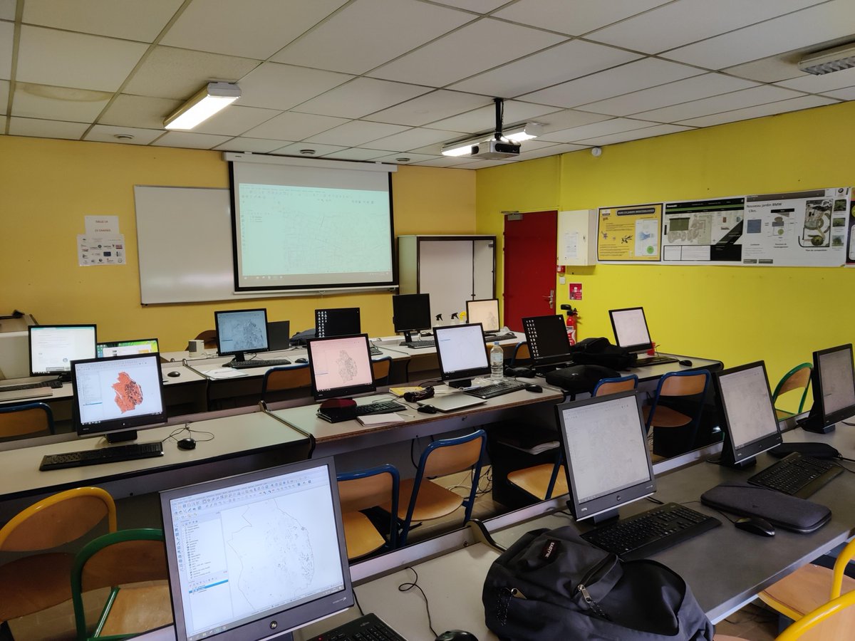 proxigis's tweet photo. Formation au CFPH Ecully sur l'utilisation de Qgis dans les projets de bureaux d'études avec les 19 étudiants de licence RIE #cfph #gis #qgis #cartographie #map #formation https://t.co/3r22IcmqiY