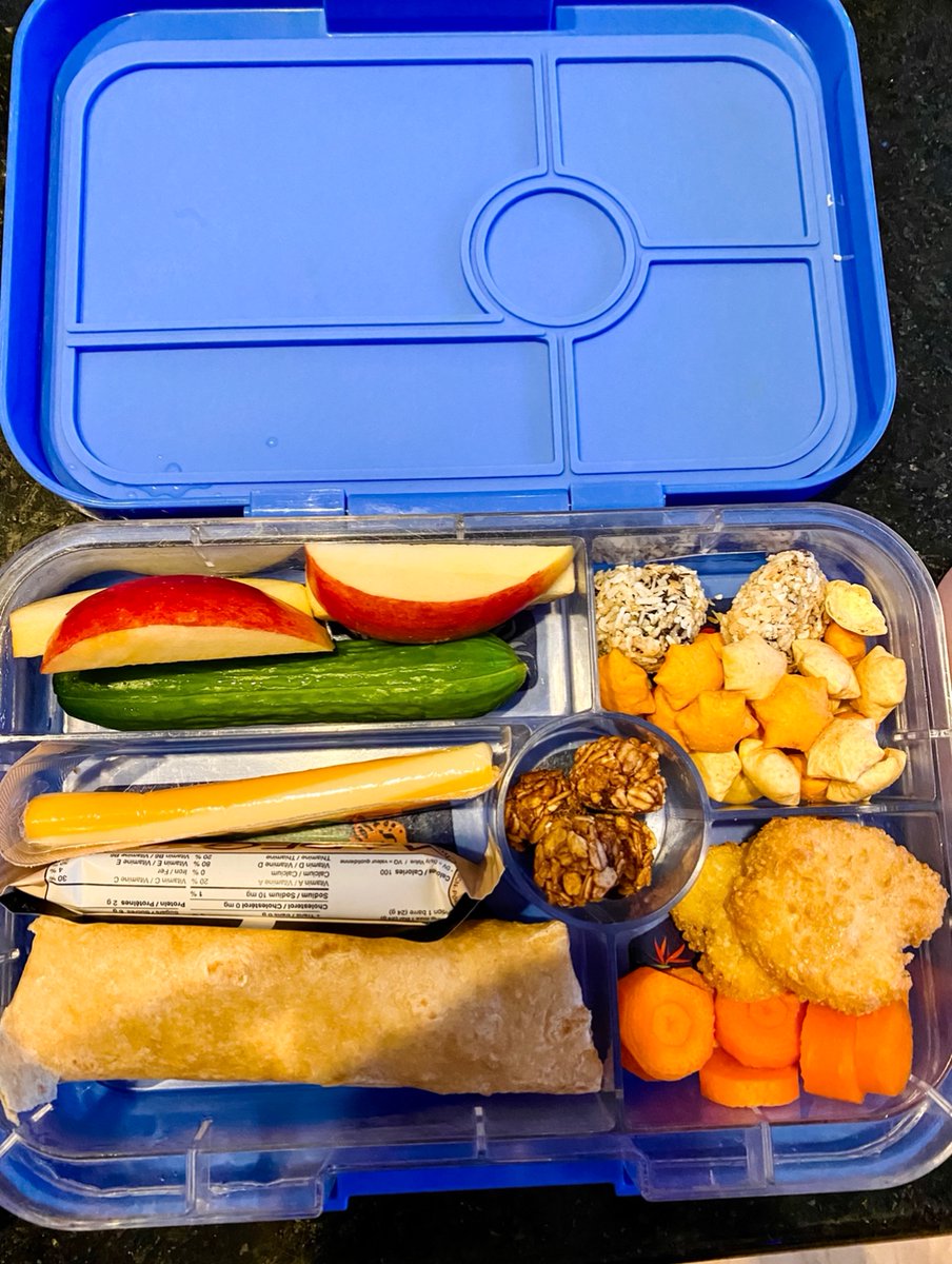 DinningND's tweet photo. It’s LUNCH TIME! 💙 

I actually like making lunches. I like bento boxes. I love fitting everything in there just the perfect way so I know my kids bellies will be full. I like to construct them. Follow me on Facebook and Instagram, to learn what a typical lunch looks like! https://t.co/GFzYn63Ir2