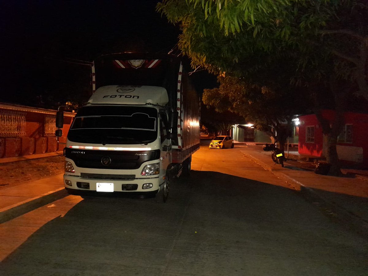 YORLENY83's tweet photo. @AlcaldiaVpar @SecTransitoVpar el colmo accidente ocurrido a las 10:40pm del día 14/mar/22 con tres heridos ocasionado por furgos que omitió el pare y son las 8:50am y aun no hay tránsito o apoyo para realizar croquis y mover los vehículos https://t.co/5SwAnAJht0