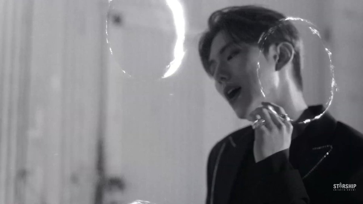 bellaaf1790's tweet photo. E vc q fala: nossa mbb é tão exagerada, é só um solo!! Faz me rir, não é apenas um, É O SOLO!!
Ele tem visual, tem vocal, tem conceito! Ele tem tudooooo!!
😍😍😍

#KIHYUN_VOYAGER
#VoyagerOutNow  
#VOYAGER
@OfficialMonstaX https://t.co/71NiwXB4mV