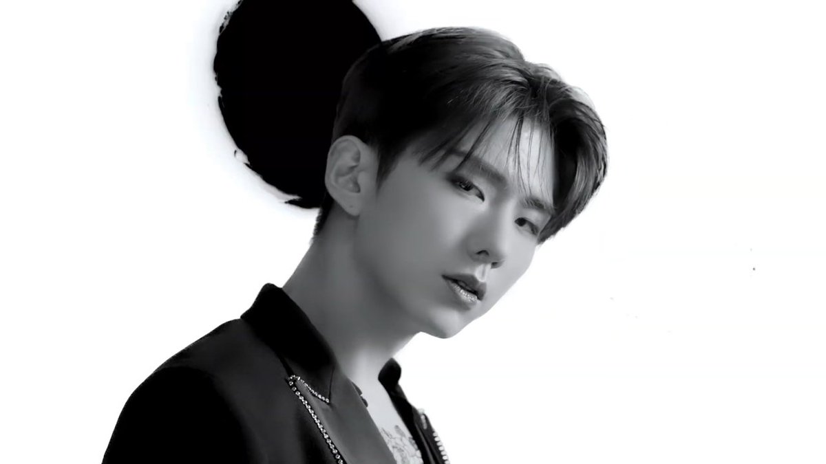 bellaaf1790's tweet photo. E vc q fala: nossa mbb é tão exagerada, é só um solo!! Faz me rir, não é apenas um, É O SOLO!!
Ele tem visual, tem vocal, tem conceito! Ele tem tudooooo!!
😍😍😍

#KIHYUN_VOYAGER
#VoyagerOutNow  
#VOYAGER
@OfficialMonstaX https://t.co/71NiwXB4mV