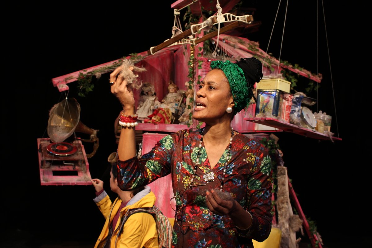 HalfMoonTheatre's tweet photo. Celebrate #SignLanguageWeek with one of our 3 digital shows for young people with #BritishSignLanguage – #PaperAeroplane (3-7s) @lotsofodds, #HouseJacksonBuilt (4-10s) @literacyoutloud &amp; #DustShow (4-9s) written @LauraDockrill @hugowhitenoise. #BSL

https://t.co/a8SO6jNnmu https://t.co/7QzJYyulqC