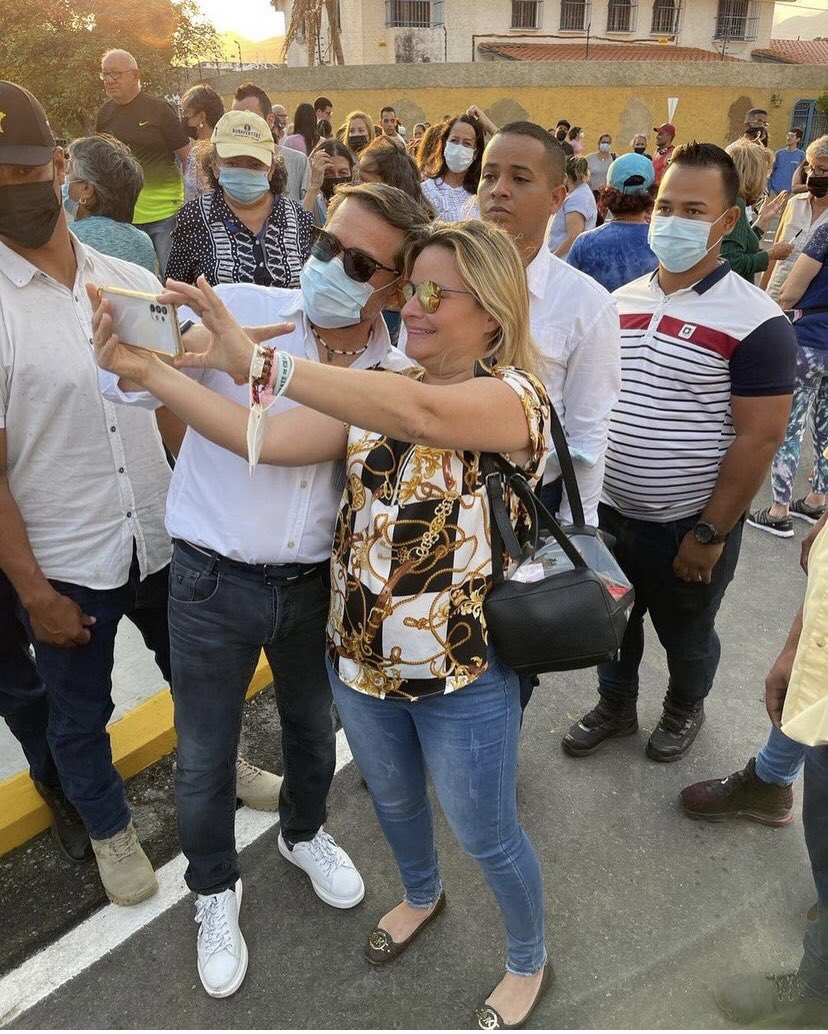 nandalamascool's tweet photo. Confieso q yo entiendo poco la política, trato de entenderla, pero cuando veo las RRSS y fotos como estas, concluyo que algún arreglo debe haber y nosotros los ciudadanos que estamos en pie de lucha por salir de este gobierno no sabemos. Allá ellos con su conciencia. https://t.co/PCBNhwiYnQ