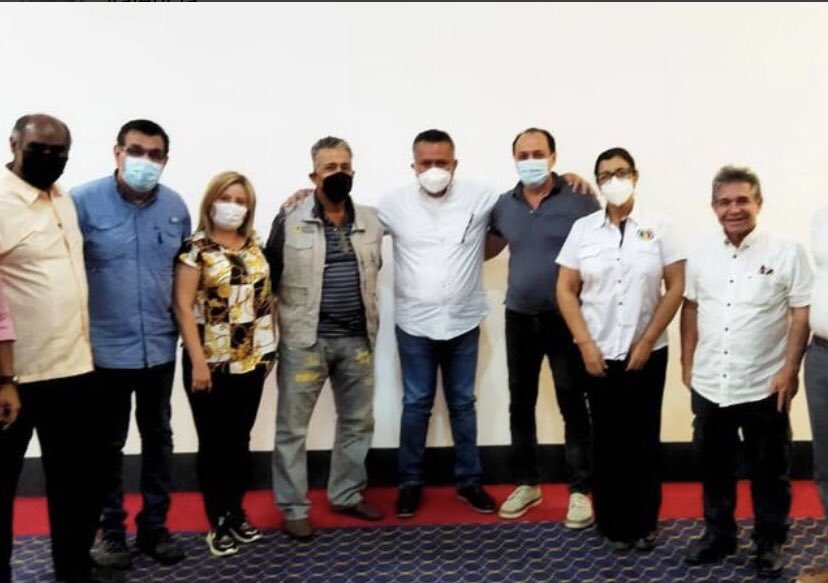 nandalamascool's tweet photo. Confieso q yo entiendo poco la política, trato de entenderla, pero cuando veo las RRSS y fotos como estas, concluyo que algún arreglo debe haber y nosotros los ciudadanos que estamos en pie de lucha por salir de este gobierno no sabemos. Allá ellos con su conciencia. https://t.co/PCBNhwiYnQ