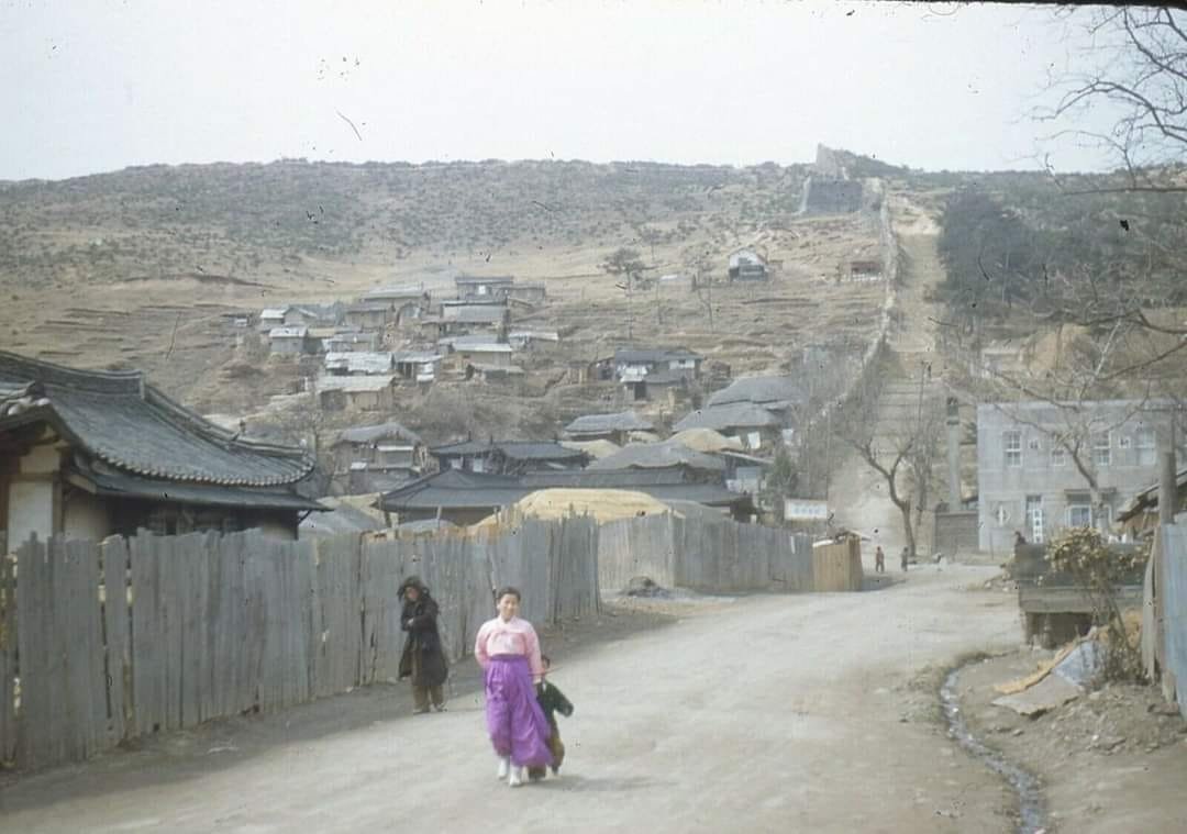 nadamnportal's tweet photo. 1955 оны Солонгос. 1988 онд олимп зохиосон улс. Ийм улсыг хөгжүүлэхэд 33 жил л хангалттай аж. Манайд тэгсэн чинь ганц байсан стадионоо зараад идццц. 🙊 https://t.co/Eqgkaz4iDw