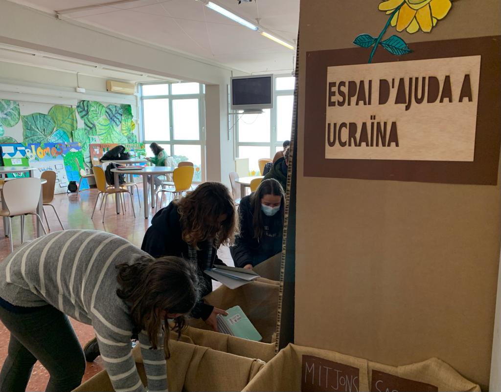 EscolaVirolai's tweet photo. L’Espai d’ajuda a Ucraïna ja està en marxa! 🇺🇦

Envoltat de 🌻, l’espai compta amb diferents seccions segons els materials i productes que els nens i nenes vagin portant. https://t.co/vofo9OMJki