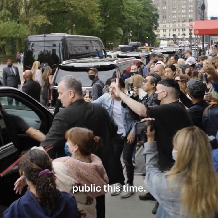 No novo trailer do <a href="/kardashianshulu/">The Kardashians</a> que acabou de ser divulgado, mostra um clipe onde Kylie diz: 
“Minha gravidez está sendo realmente pública dessa vez”.