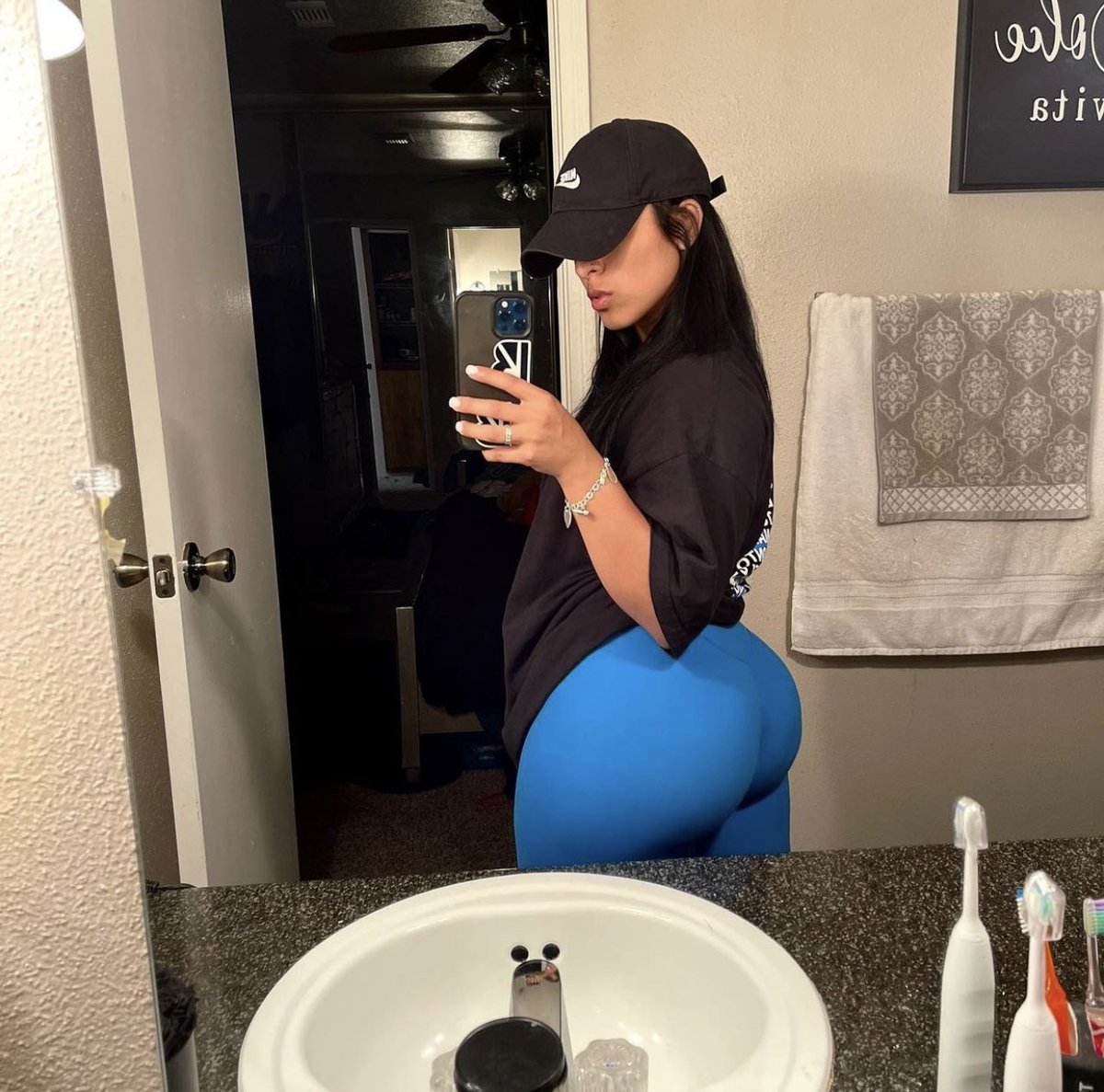 sandraa_fitt's tweet photo. isolated glutes last night what a pump #transformationtuesday #thickfit #bepatient #motivation #gains #workout #horny #hornyinpublic #bigbutt #pussy #wet #dick #wank https://t.co/rNUxHj8JFi