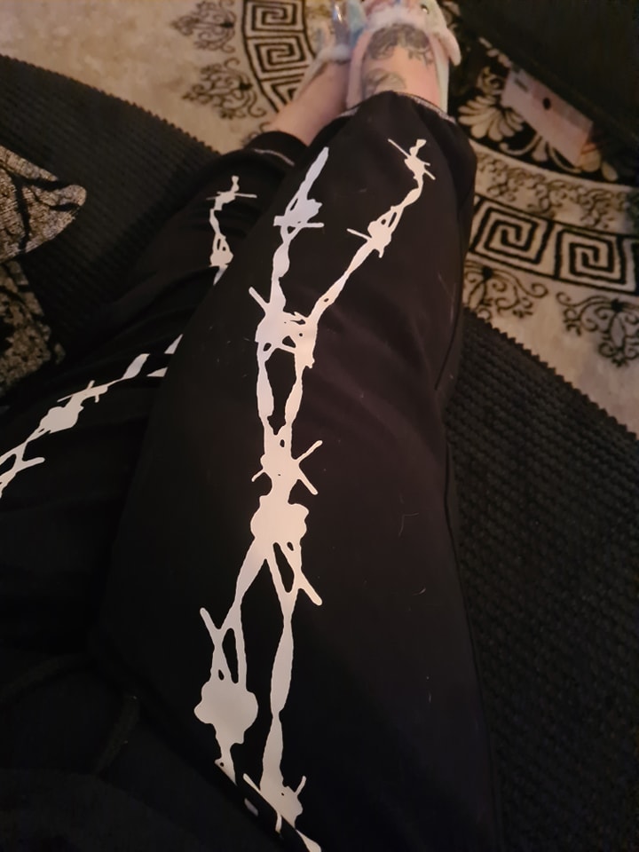 SumaronC's tweet image. What to do when you get an early flyer from work?
Change into my new @HellBunny lounge pants, which I wish I could live in... so comfortable!
#hellbunny #hellbunnyclothing #hellbunnyofficial #barbwire #metalbeauty #alternativefashion #alternativegirl #inkedgirls #tattooedgirls