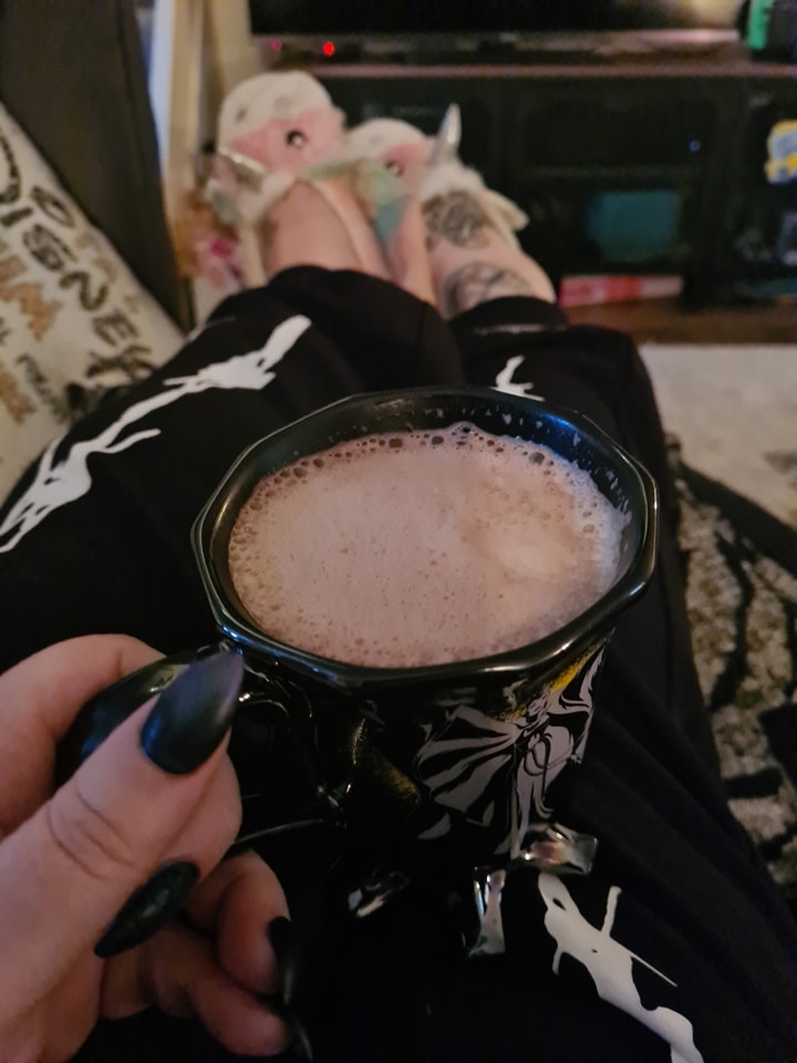 SumaronC's tweet image. What to do when you get an early flyer from work?
Change into my new @HellBunny lounge pants, which I wish I could live in... so comfortable!
#hellbunny #hellbunnyclothing #hellbunnyofficial #barbwire #metalbeauty #alternativefashion #alternativegirl #inkedgirls #tattooedgirls