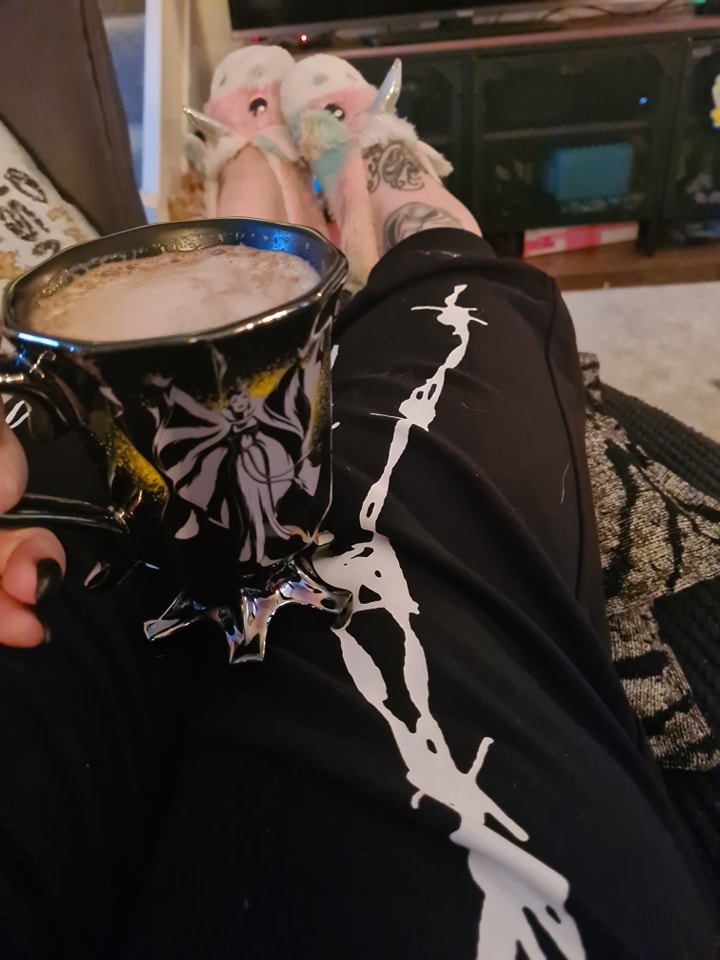 SumaronC's tweet image. What to do when you get an early flyer from work?
Change into my new @HellBunny lounge pants, which I wish I could live in... so comfortable!
#hellbunny #hellbunnyclothing #hellbunnyofficial #barbwire #metalbeauty #alternativefashion #alternativegirl #inkedgirls #tattooedgirls