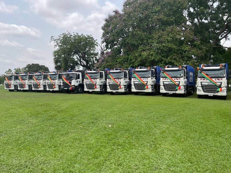 ZoomlionLtd's tweet photo. Together with His Majesty Otumfuor Osei Tutu II Asantehene, all Metropolitan Municipal, District Assemblies, Nananom and the people of Ashanti Region, we will ensure to put the Trucks to good use and ensure a cleaner and beautiful Kumasi”. https://t.co/8xvsnmHkm6