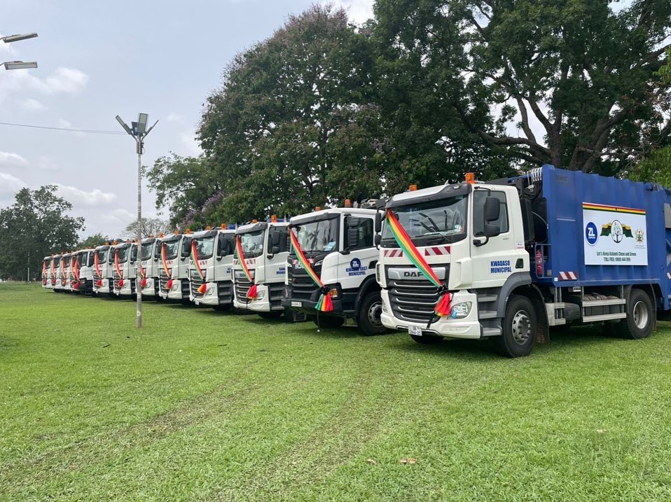 ZoomlionLtd's tweet photo. Together with His Majesty Otumfuor Osei Tutu II Asantehene, all Metropolitan Municipal, District Assemblies, Nananom and the people of Ashanti Region, we will ensure to put the Trucks to good use and ensure a cleaner and beautiful Kumasi”. https://t.co/8xvsnmHkm6