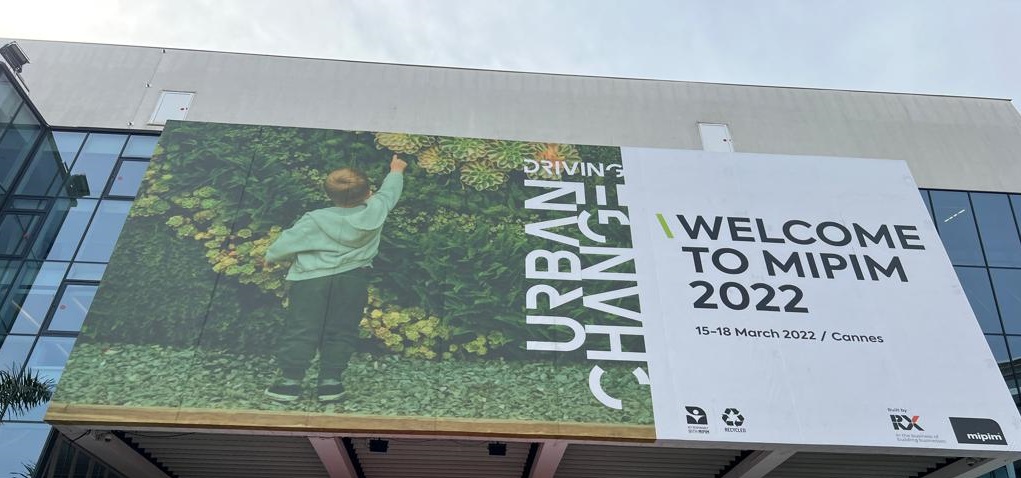 DeutscheHypo's tweet photo. Endlich findet sie wieder statt: Heute fiel der Startschuss für die MIPIM in Cannes, in diesem Jahr unter dem Motto "Driving urban change". Wir wünschen eine schöne Zeit und interessante Gespräche #MIPIM22 #deutschehypo #nordlb #immobilien #RealEstate https://t.co/JQdLi5WBsA
