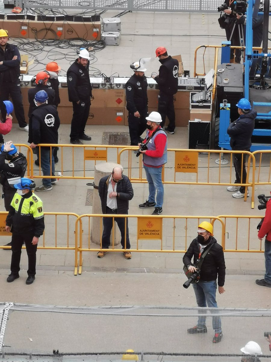 AMezquida's tweet photo. 1/3 Són les 13:59h a la plaça de l'Ajuntament de València, Ricardo Caballer ho té tot enllestit per disparar la millor mascletà del que portem de Falles'22, tot el món mira al balcó o a la plaça. Jo amplie el zoom i li faig una foto a este senyor... https://t.co/5BdGfK8mul
