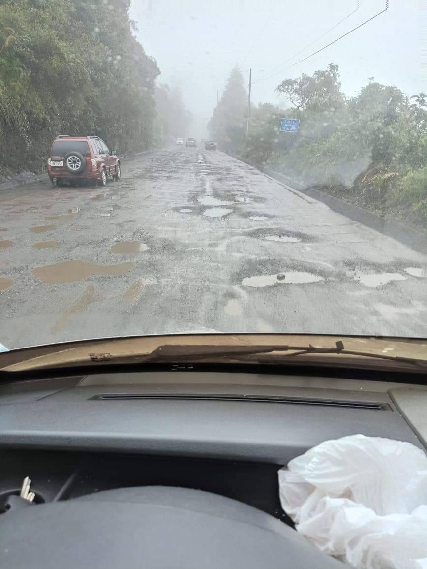 AlmaMiaEcu's tweet photo. Pero ya NO tenemos carreteras.

Lindo les quedó descorreizar al Ecuador. https://t.co/UFUa6mMusf