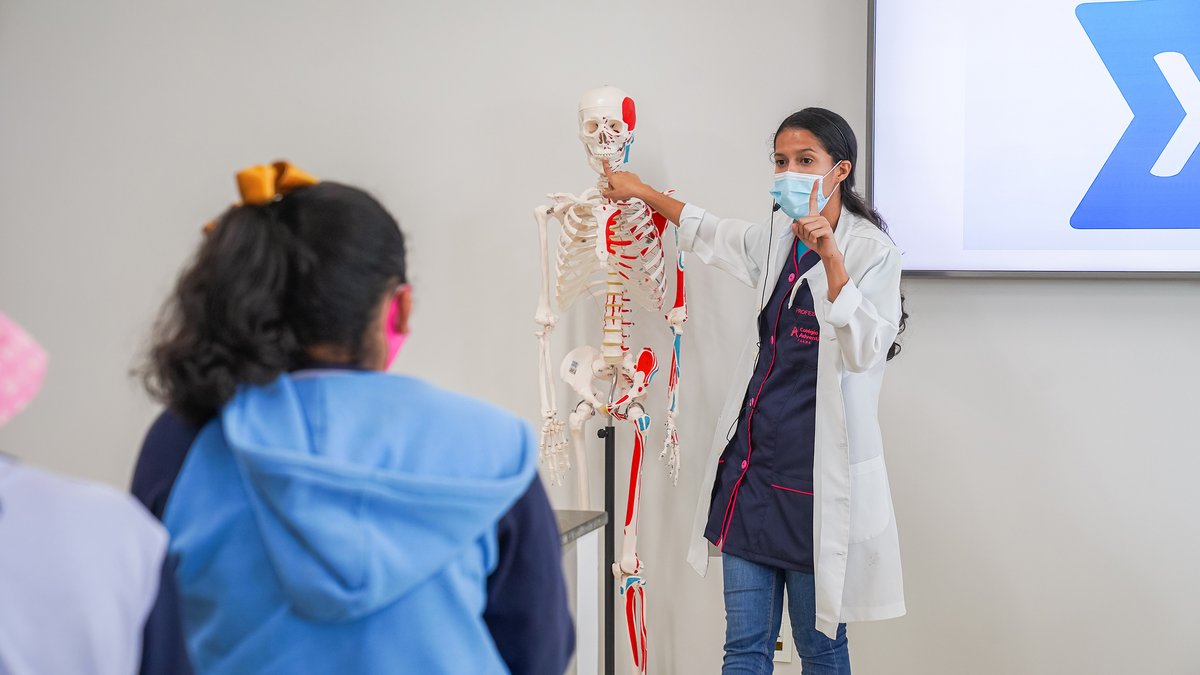 faama_edu's tweet photo. Os alunos do 5° ano tiveram uma aula prática com a Prof. Victória Christy sobre Parts of the body (partes do corpo) no laboratório do curso de enfermagem.

Esse momento serviu como aprendizado e também para que os alunos conhecessem outros locais de estudo fora da sala de aula. https://t.co/4jP4e8MvVw