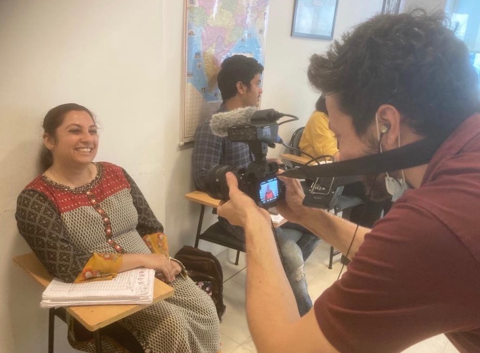 alliancefrdelhi's tweet photo. Francophonie week: France24 journalist is interviewing students of Alliance Française de Delhi

#francophonie #alliancefrancaise #media #France24 #students #FrenchNetwork #India https://t.co/CxxdJd5XVf