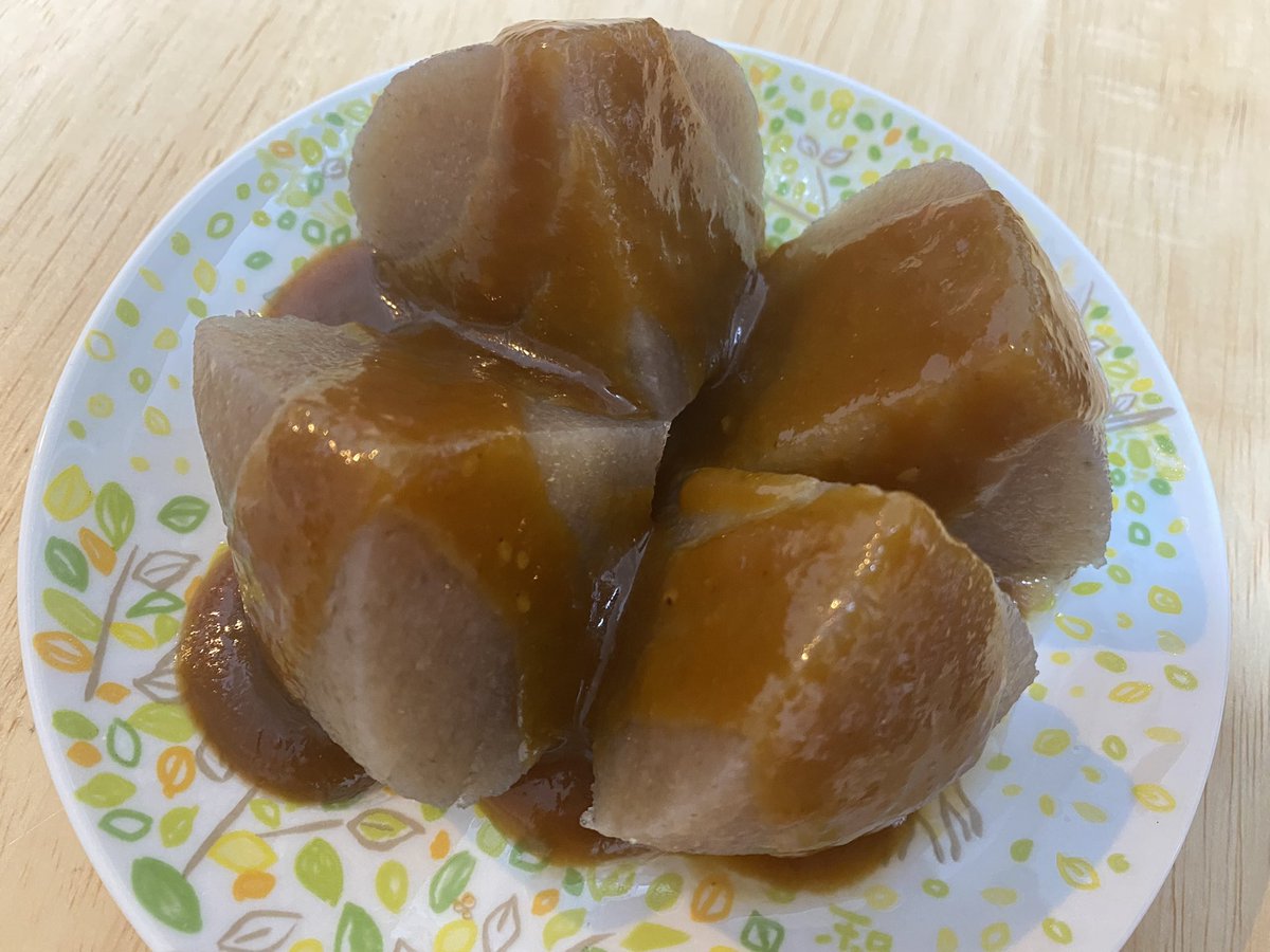 manapina1993's tweet image. すごくないですかこの手作りこんにゃく…見た目は岩みたいにまん丸😳
こんな雑な食べ方で合っているのかと少し申し訳ない気もするが笑
徳島でいただいた手作りこんにゃくとお赤飯と、奈良でいただいたお味噌をかけた今日の自炊メニューは最強🙆‍♀️