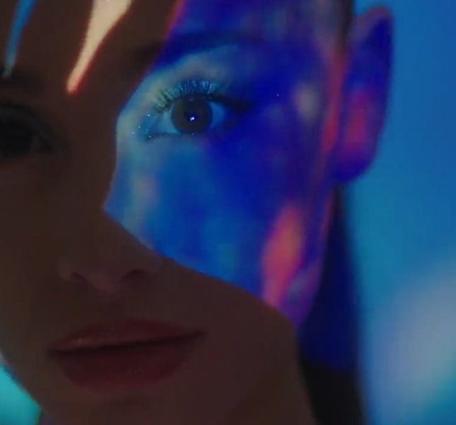 arianagrandebr's tweet photo. ariana grande. https://t.co/D4RtbkIYVX