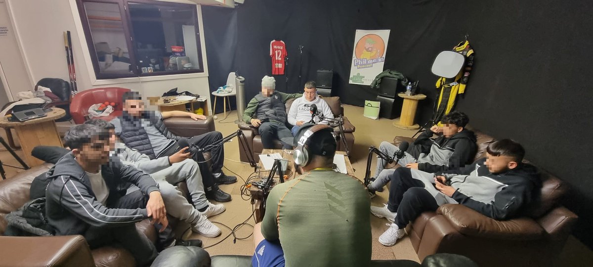 YouthAssocUK's tweet image. Young people in Leeds have been talking about the effects of knife crime and how we can reduce it in Leeds an a bit of a podcast session. 
Phil Me in Podcast 
@StGilesTrust @lifeexperiencep  #youthworkchangeslives 
@LeedsCommFound @wy_vru @JessJen_VRU @YouthServiceENE @LASBTWest