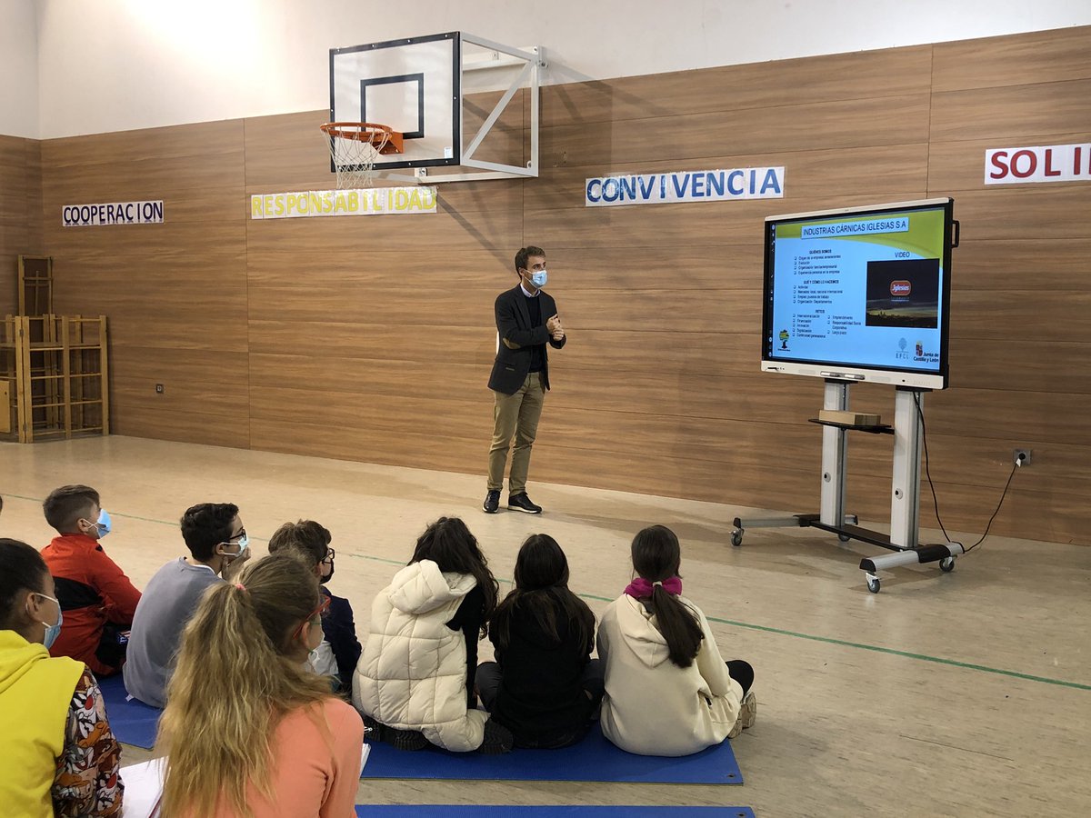 ceiplaladera's tweet photo. Los alumnos de 5º y 6º han participado en el programa #Empresafamiliarenelaula @EFCyL con una interesante charla a cargo de @Pacoiglesiasgil de Cárnicas Iglesias @iglesiasSA 
Para completar la actividad, a finales de mes visitaremos su fábrica en #Moriñigo.#culturaemprendedora https://t.co/HKbi2njTNU