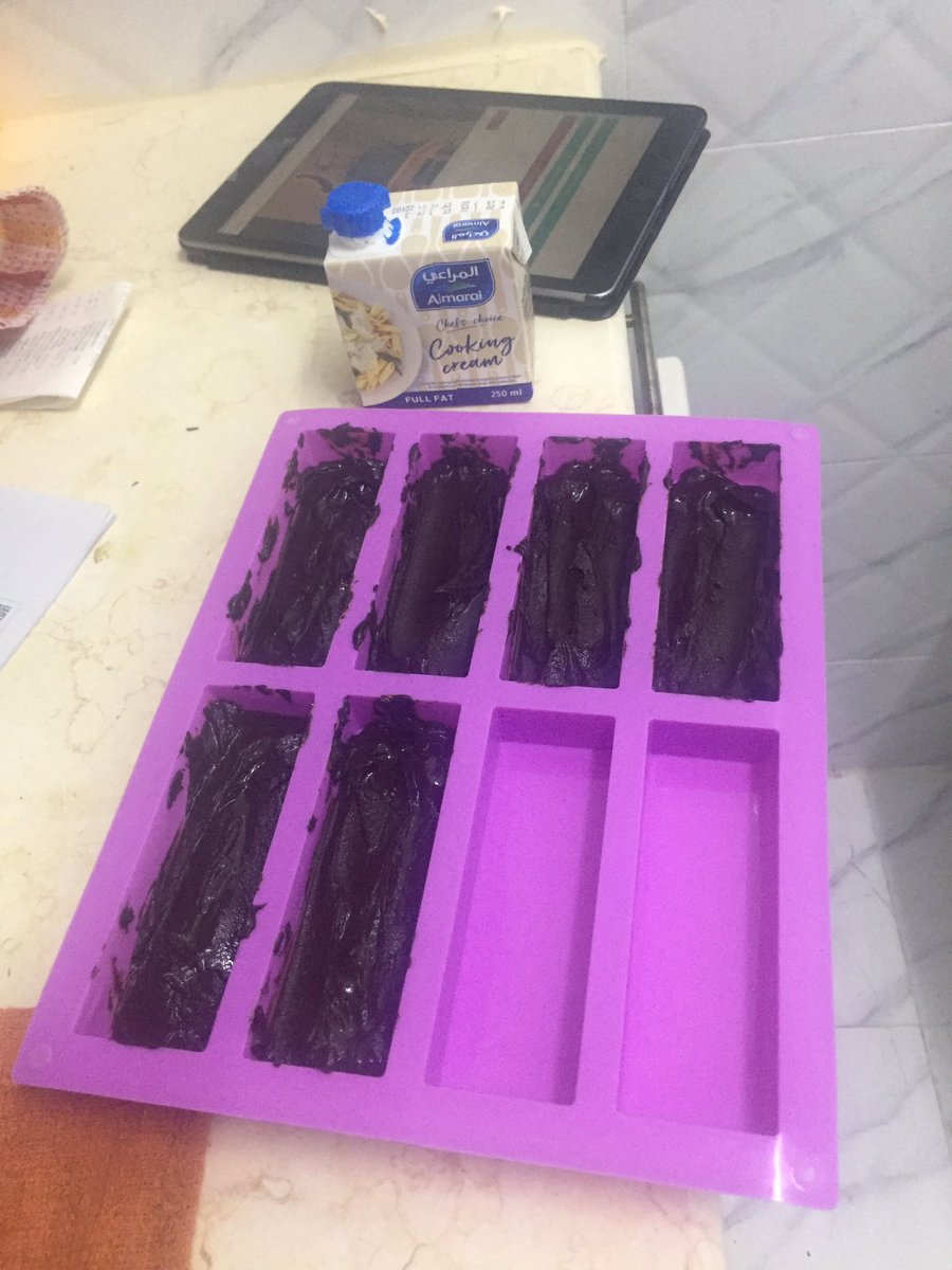 VisaoIngles's tweet image. Priority #1 move in, priority #2make atkins friendly dark chocolate peanut butter bars. Omg.. 😍  Might have to breach the sugar free diet chocolate market.