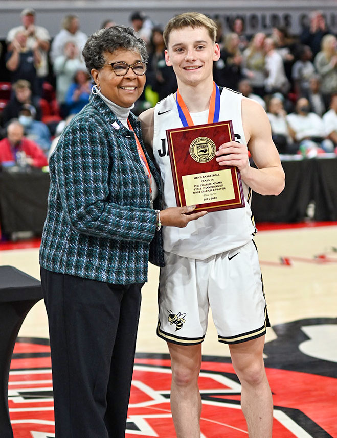 Shoutout to our guy, Kolbe Ashe, for leading his squad to a N.C. State Championship and being named MVP.

#FEARtheFISH 🐟🏀
