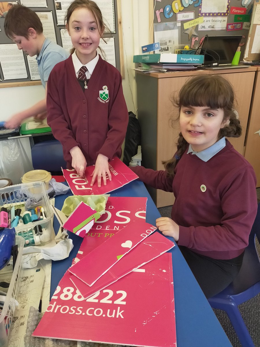 crosshill_ps's tweet photo. #CrosshillClass2 are now making their own ice breaker boats thinking about the shape of the hull. Thanks so much to @rossresident for donating us some of your signs to build our boats. @ScotSTEMAmb #PolarExplorerProgramme #SaiSWeek https://t.co/Y0CZjSVgKq