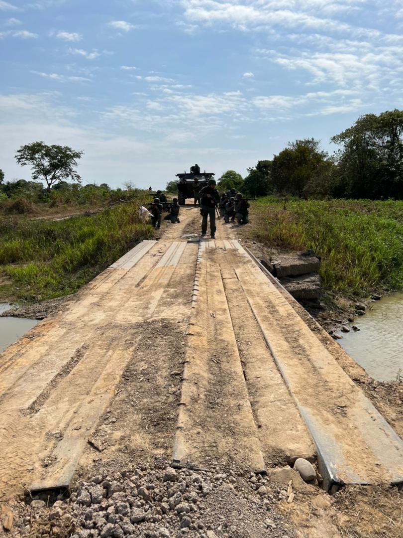 dhernandezlarez's tweet photo. La #FANB en su labor titánica de barrer explosivos cada milímetro sembrado por los invasores genocidas TANCOL para amedrentar y humillar al pueblo de Venezuela! Apure es nuestro! https://t.co/OkNqPhoJu9