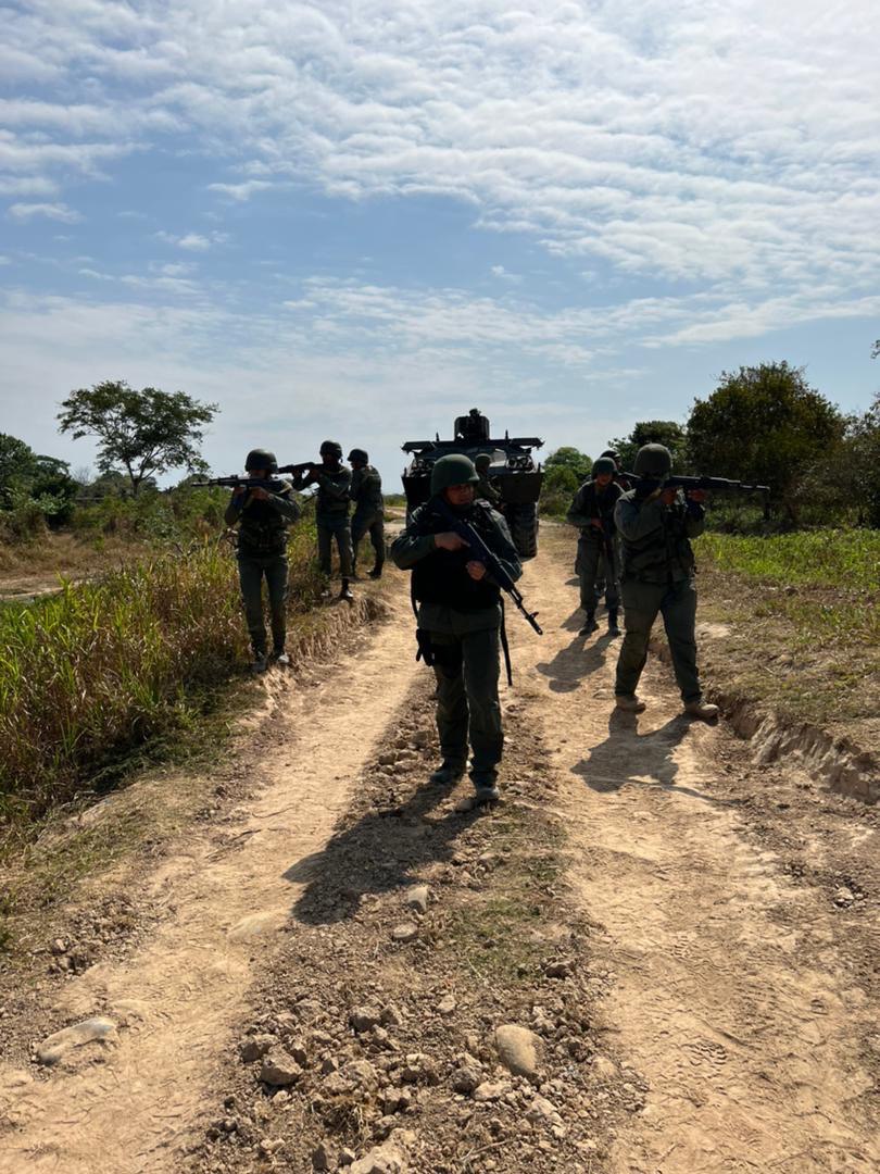 dhernandezlarez's tweet photo. La #FANB en su labor titánica de barrer explosivos cada milímetro sembrado por los invasores genocidas TANCOL para amedrentar y humillar al pueblo de Venezuela! Apure es nuestro! https://t.co/OkNqPhoJu9