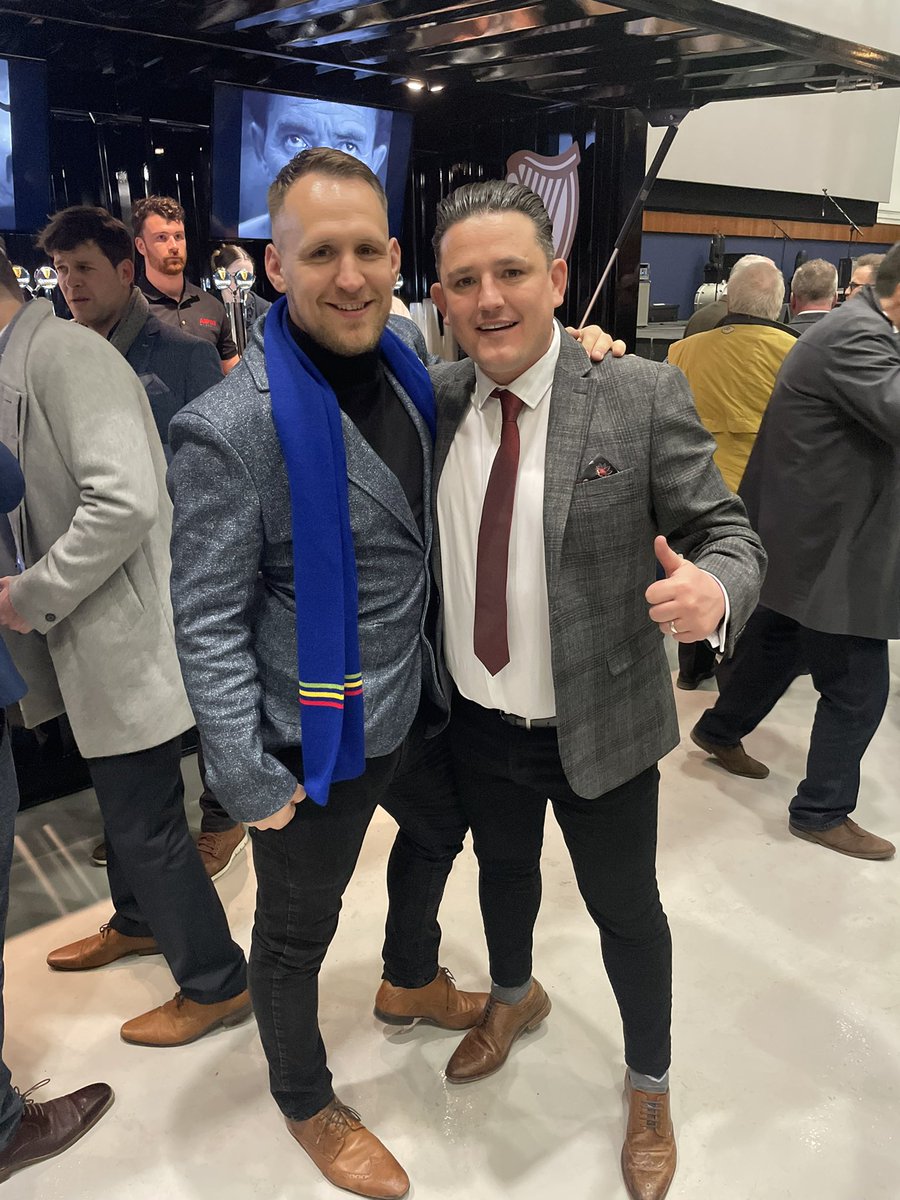 JoshRobbo11's tweet image. Me and the main man running it at Cheltenham @eth_cox 🍻🍻🐎