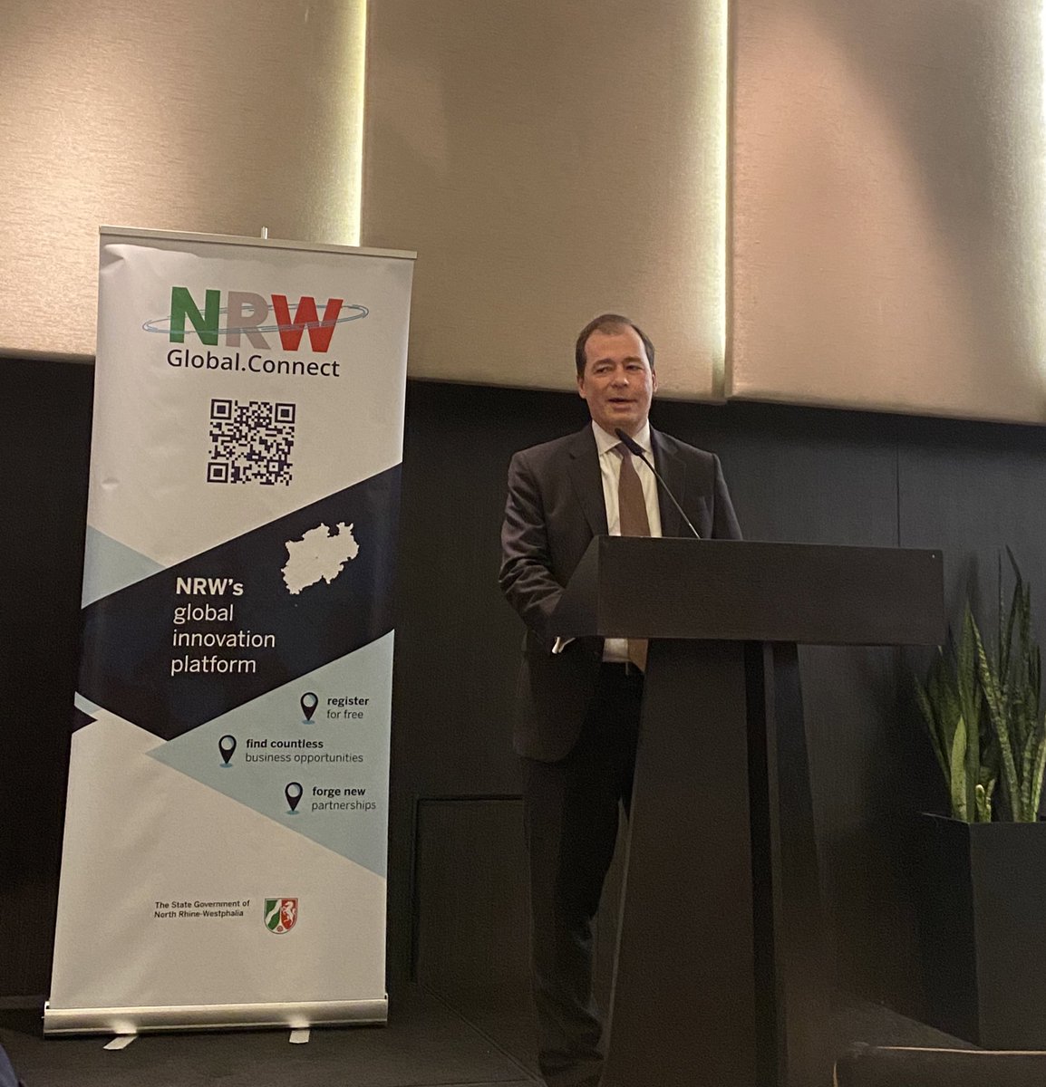 NeugartFelix's tweet photo. Vertiefung einer engen Partnerschaft: Im Mittelpunkt des Wirtschaftsprogramms beim #NRW-Besuch in #Israel stehen der Austausch mit 🇮🇱 #Startups und ein Fachkräfte-Programm des #Handwerk|s - M. #Speich vertritt den erkrankten @HendrikWuest, der mit Videobotschaften präsent bleibt! https://t.co/3Wu4qoRVXd