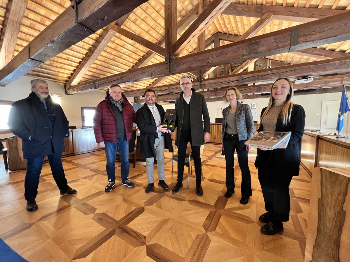 ProCasarsa's tweet photo. Gradita visita presidente nazionale #CittàDelVino Angelo Radica e direttore generale Paolo Corbini. Un momento prezioso per presentare realtà casarsese e la #SagraDelVino parte di #DuinoAurisina Città Italiana del Vino 2022 #emozionifvg #civinfvg #fvg #fvglive @cittadelvino https://t.co/rarzTjDKIx