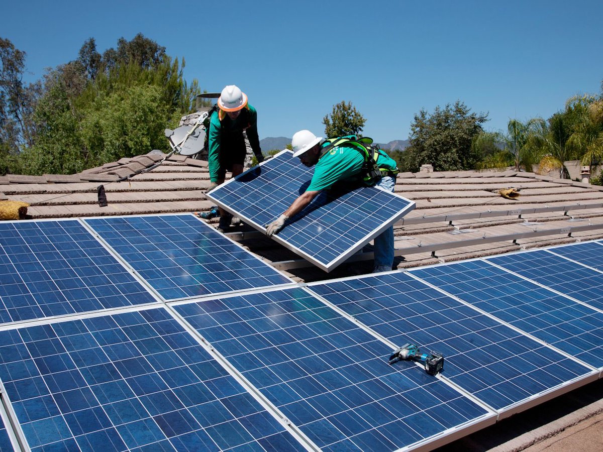 TheGreenPanel's tweet image. Utilities fighting residential solar are hastening their own doom—Batteries are going to make rooftop invulnerable vox.com/platform/amp/e… #BatteryStorage #GridDefection #SolarPower