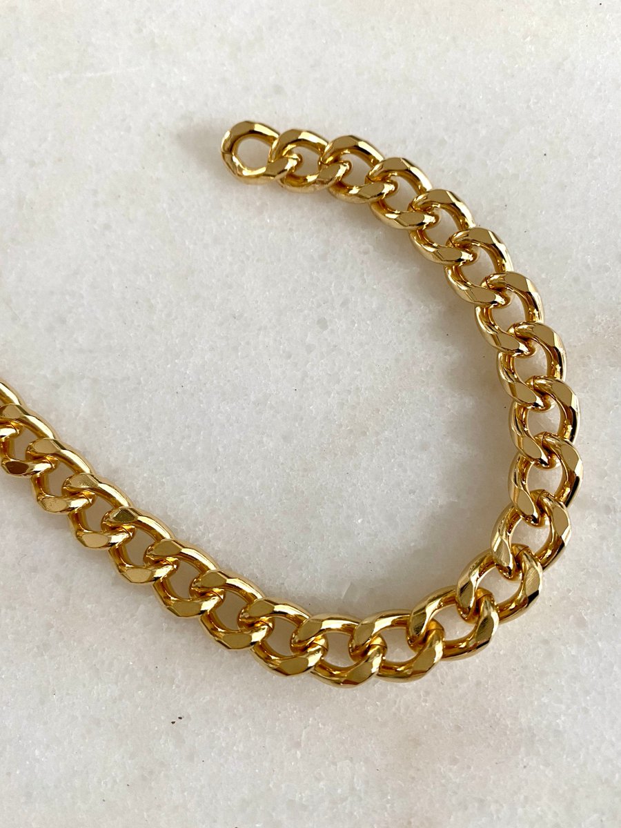 BySupply1's tweet photo. Gold Curb Chain, made in the USA. Chunky Flat Curb Chain Large Fashion Heavy Gauge 13mm by 9.5mm 1 Foot Length by BySupply https://t.co/233TcFqoob #bysupply #Etsy #ThickChain https://t.co/acWD8U5Dxx