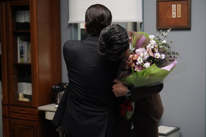 ツーショットに泣いた さびしい 相棒 反町隆史と水谷豊 力強くハグ 22年3月16日 エキサイトニュース