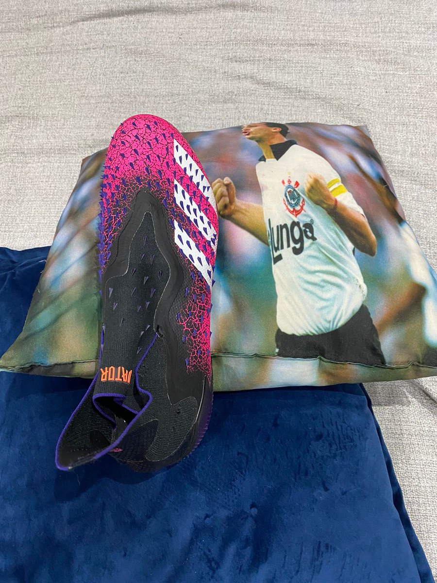 10neto's tweet photo. Presta atenção, garotinho! Quando o meu Twitter chegar a 4 milhões de seguidores, irei presentear um de vocês com esse par de chuteiras da Adidas. Siga e compartilhe aí, oreiudo! https://t.co/rCXbVfDXA1